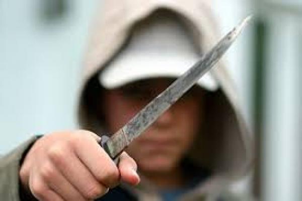 في صراع دامٍ: شاب يطعن آخر بالسلاح الأبيض ويرسله في وضعية حرجة للمستشفى